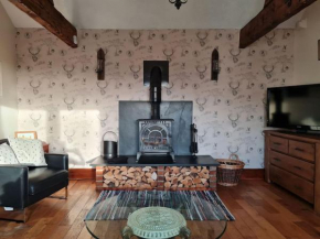 Romantic rural cottage, log burner, Sky tv early check in ,large gardens